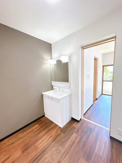 【洗面所】 | 仲介手数料無料！本山小学校に通えるリフォーム済み中古住宅　山陽小野田市大字小野田 | ゆったりとスペースのある洗面所