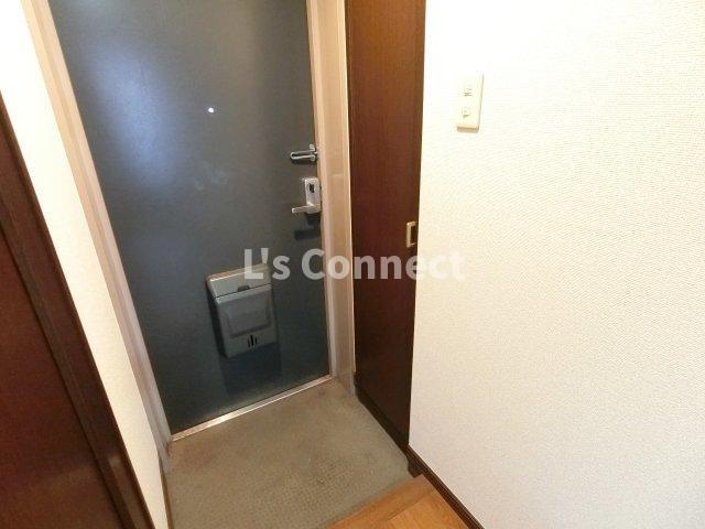 【玄関】 | ウエスト7泉 | 背の高い下駄箱で靴も収納できます。