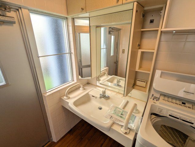 首里石嶺町中古戸建ての独立洗面台