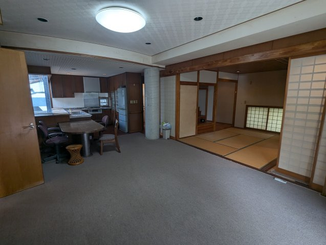 首里石嶺町中古戸建ての居間・リビング