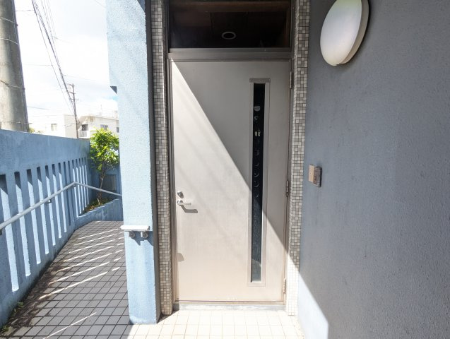 首里石嶺町中古戸建ての玄関