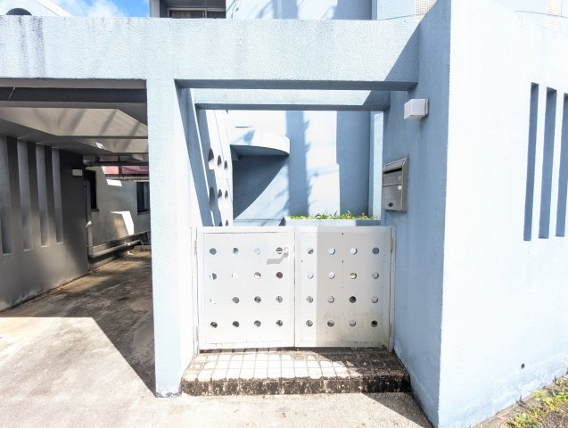 首里石嶺町中古戸建てのエントランス