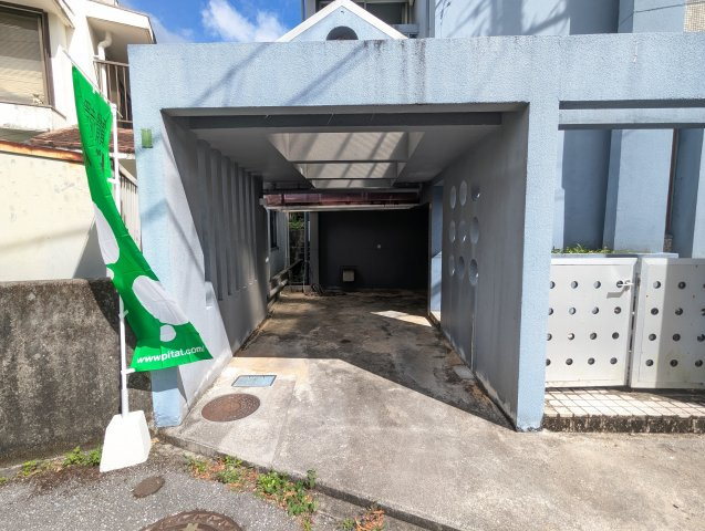 首里石嶺町中古戸建ての駐車場