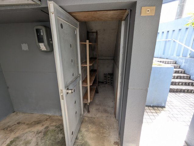 首里石嶺町中古戸建ての収納|駐車場横、倉庫あり！