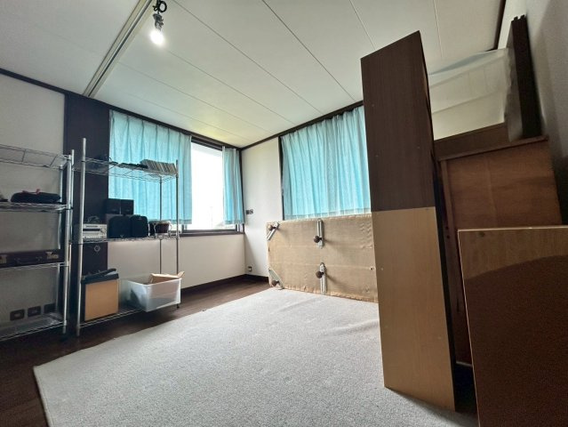 北今泉戸建ての洋室