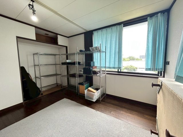 北今泉戸建ての洋室