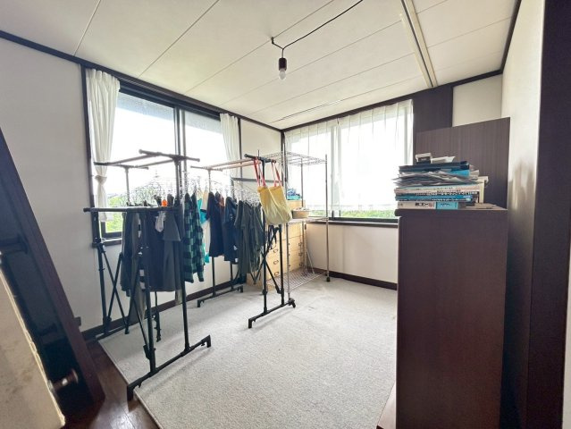 北今泉戸建ての洋室