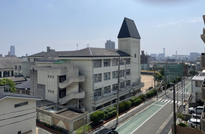 【展望】 | メゾン六甲篠原 | 東向きのバルコニーは11.44㎡。
洗濯や陽当たり確保にも十分な広さ。
すっきりとした抜け感を感じる心地よい眺望です。