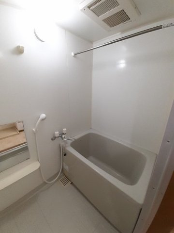 ポラリス壱番館の浴室|浴室乾燥機付きのお風呂です♪