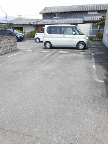 ピースフル・コートの駐車場|駐車スペースもあります☆