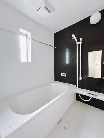 【新築戸建】前橋市富士見町時沢第10の浴室|■浴室（2号棟）｜足を伸ばしてゆったりと入浴ができる1坪タイプのバスルームです♪備え付けの棚には家族一人一人のシャンプーを分けて置くことができます♪バスルームをいつもすっきりと使えますね♪