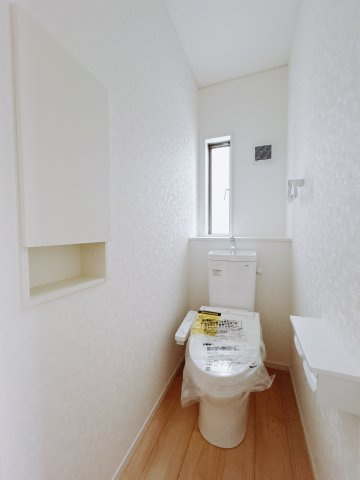 【新築戸建】前橋市富士見町時沢第10のトイレ|■トイレ（2号棟）｜窓付きのトイレになっていますので、常に換気もできますので安心です！