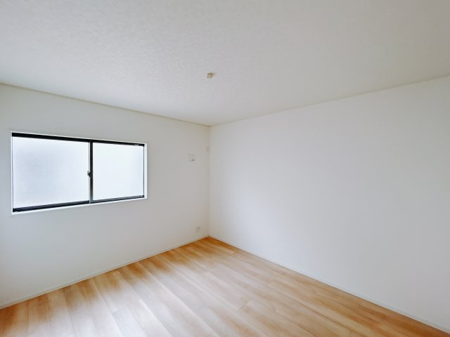 【新築戸建】前橋市富士見町時沢第10の寝室|■主寝室（2号棟）｜ダブルベッドを置いても充分な広さを2Ｆのお部屋に設けております。お子様と家族みんなで寝るのも夢じゃありません♪窓からは光が差し込むので日中でも明るいお部屋です。