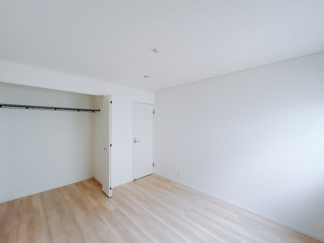 【新築戸建】前橋市富士見町時沢第10の寝室|■主寝室（2号棟）｜広い寝室ならインテリアも自由自在にお楽しみいただけます♪お外から帰ってきた後は寝室でゆっくり自分の時間をお過ごしください。