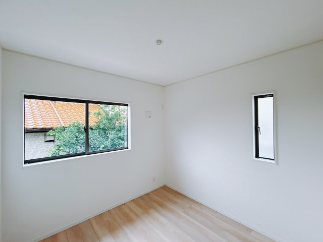 【新築戸建】前橋市富士見町時沢第10の洋室|■洋室｜お子様の一人部屋にピッタリな洋室。木のぬくもりを感じるフローリングは、天然木の味わいが時とともに深みを増していきます。また、傷にも強く、フリーワックスでお手入れもラクラクです♪