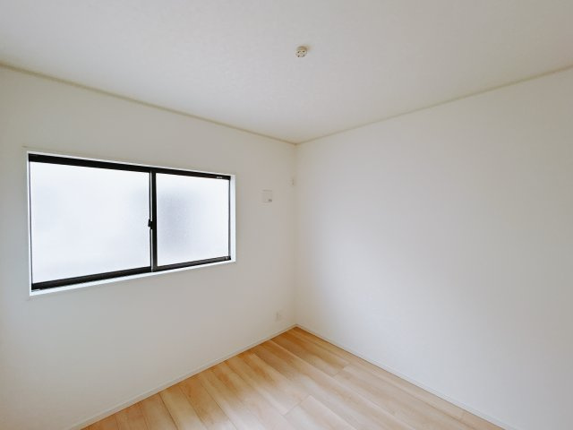 【新築戸建】前橋市富士見町時沢第10の洋室|■洋室｜ナチュラルカラーの床です。模様替えなどとても楽しく工夫できます♪陽当たり、風通しもとても良いので毎日快適な生活スタートです！子供部屋にも良いですね♪