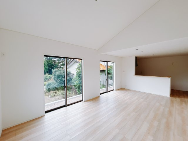 【新築戸建】前橋市富士見町時沢第10の居間・リビング|■リビング（2号棟）｜陽当たり良好のリビングダイニング♪賃貸では叶わなかった、お友達とのホームパーティや大音量で映画やテレビを楽しむことができます(*^^*)