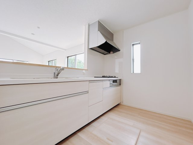 【新築戸建】前橋市富士見町時沢第10のキッチン|■キッチン（2号棟）｜リビングまでの見通しが良く、家事をしながらでも、お子様の様子を見られるようになっています。お子様がいつもママのそばにいる安心感も生まれます♪