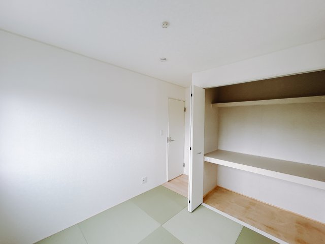 【新築戸建】前橋市富士見町時沢第10の和室|■1階和室（2号棟）｜和室を書斎にしたり、冬にはコタツを敷いて家族みんなで年越しをするのもいいですね。家族みんなのお気に入りの空間になります♪