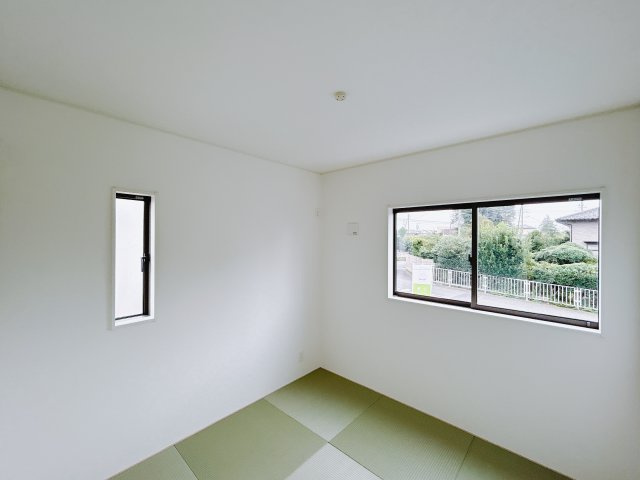 【新築戸建】前橋市富士見町時沢第10の和室|■1階和室（2号棟）｜意外と場所をとるアイロンがけや、お洗濯物を畳むときにも広々と使うことができ、ちょっと一休みしたいとき、すぐに横になれるのも魅力です♪