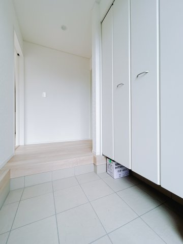 【新築戸建】前橋市富士見町時沢第10の玄関|■玄関（2号棟）｜毎日の「いってらっしゃい」や「お帰りなさい」を大切なご家族と過ごす玄関は〈使いやすさ〉を追求しております。玄関横の物入は急な来客時でもさっとお片付けできるスペースを確保しています。