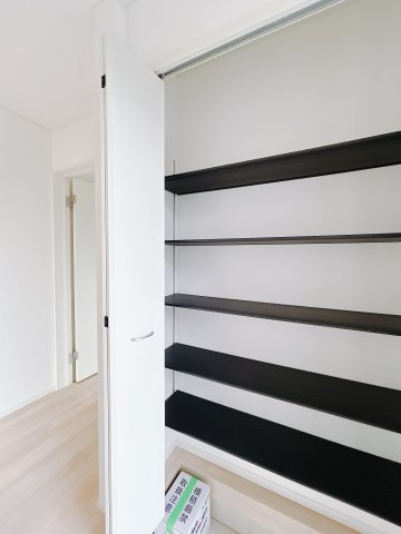 【新築戸建】前橋市富士見町時沢第10の収納|■玄関（2号棟）｜靴を探すのに一苦労、なんてこともありますよね。シューズインクロークは抜群の収納力で、玄関がいつもスッキリ片付きます♪