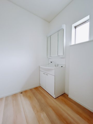 【新築戸建】前橋市富士見町時沢第10の独立洗面台|■洗面室（2号棟）｜洗濯機を置いてもゆとりある広さの洗面脱衣室です♪三面鏡の洗面化粧台なので身支度もしやすくおしゃれが好きな方にも嬉しい設計です♪窓があるので換気の際も楽ちんです♪