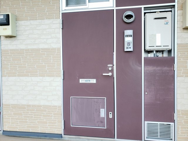 レオパレスピーチの玄関