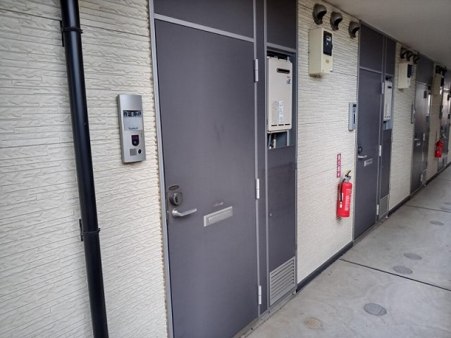 レオパレス第一吉兵衛ハウスの玄関