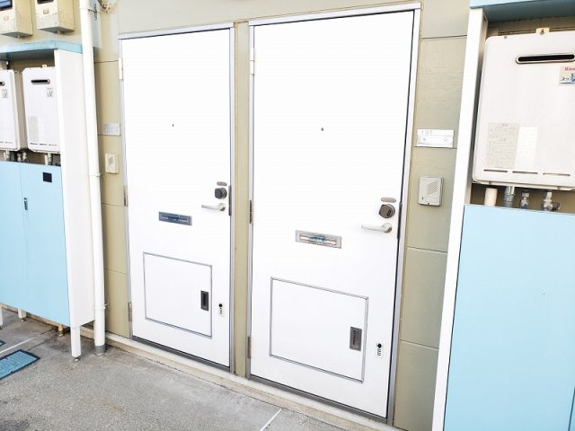 レオパレスボヌールの玄関