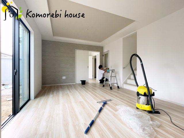 蓮田市緑町　13期　新築一戸建て　リガーレ　01の居間・リビング|高く美しい折り上げ天井が、リビングに贅沢な開放感を演出。くつろぎと上質さを両立した空間です。