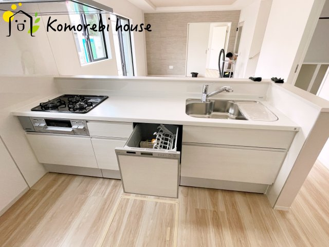 蓮田市緑町　13期　新築一戸建て　リガーレ　01のキッチン|食洗機や浄水器を備えた多機能キッチン。広がりある空間で、家族と会話を楽しみながら料理ができるカウンターキッチンです。