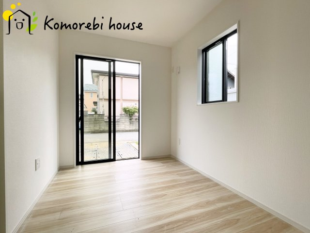 蓮田市緑町　13期　新築一戸建て　リガーレ　01の洋室|明るい光が差し込む洋室は、寝室・子ども部屋・ワークスペースなど多用途に使える自由度の高い空間。家具の配置もしやすく、暮らしに合わせて柔軟に活用できます。