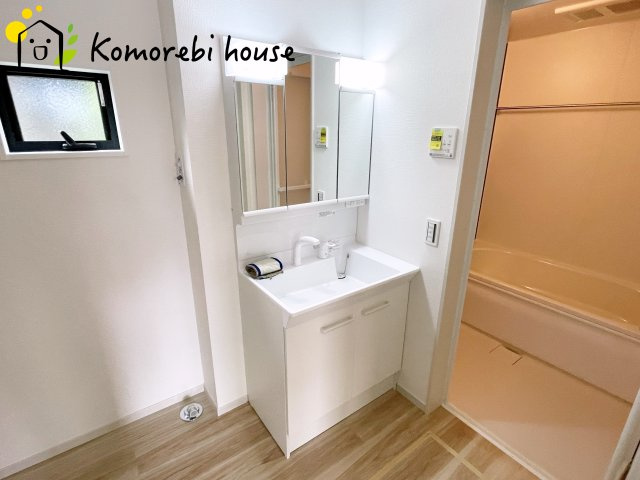 蓮田市緑町　13期　新築一戸建て　リガーレ　01の独立洗面台|独立洗面化粧台が付いています