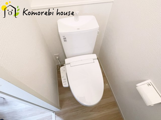 蓮田市緑町　13期　新築一戸建て　リガーレ　01のトイレ|温水洗浄機能（ウォシュレット）標準装備で、毎日のトイレ時間がより快適に。やさしい温水洗浄で清潔を保てるだけでなく、冬場のヒヤッと感を軽減する暖房便座も嬉しいポイント。