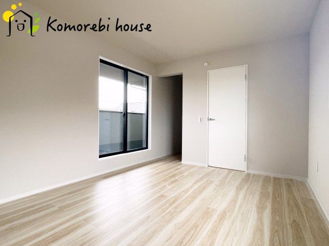 蓮田市緑町　13期　新築一戸建て　リガーレ　01の寝室|一日の疲れをゆっくり癒せる主寝室は、ベッドを置いてもゆとりある広さが魅力。収納完備で衣類もスッキリ収まり、静かで落ち着いた空間が快適な眠りをサポートします。