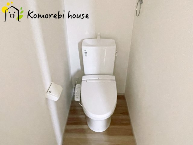 蓮田市緑町　13期　新築一戸建て　リガーレ　01のトイレ|清潔感のあるトイレです