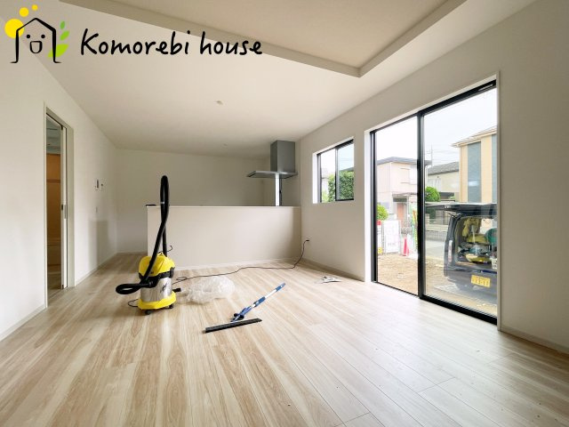 蓮田市緑町　13期　新築一戸建て　リガーレ　01の居間・リビング|縦に広がるLDKは、空間を効率的に使える設計。キッチンからリビング、ダイニングまで家族の気配を感じられます。