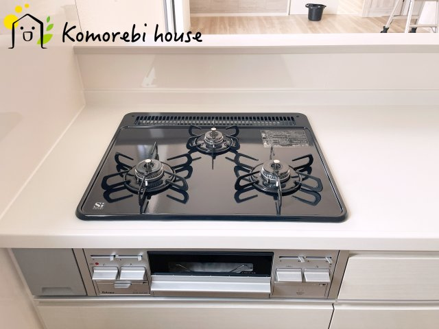 蓮田市緑町　13期　新築一戸建て　リガーレ　01のキッチン|同時調理が叶う3口コンロと便利なグリル付き。忙しい朝のお弁当作りも、夕食の複数メニューもスムーズにこなせる頼れる設備です。