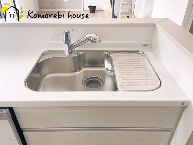 蓮田市緑町　13期　新築一戸建て　リガーレ　01のキッチン|浄水器一体型で、いつでも美味しいお水がそのまま使えるキッチンシンク。料理やコーヒーづくり、炊飯にも安心して利用でき、毎日の食卓が少し豊かに。
