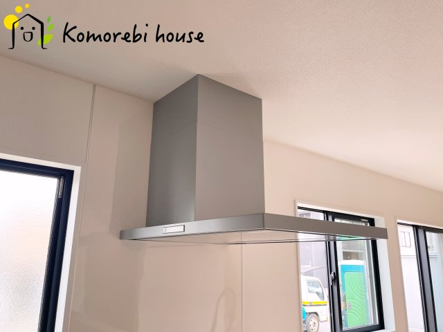 蓮田市緑町　13期　新築一戸建て　リガーレ　01のキッチン|吸引力の高いレンジフードが煙や匂いを素早く排出。揚げ物や炒め物も気兼ねなくでき、リビングに匂いを残しません。