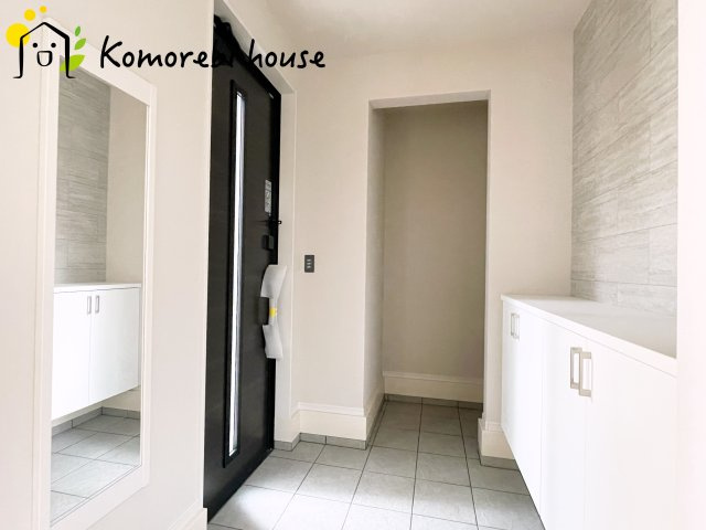 蓮田市緑町　13期　新築一戸建て　リガーレ　01の玄関|明るく使いやすい玄関で、家族の生活をスムーズに。収納や導線も配慮された万能空間です。