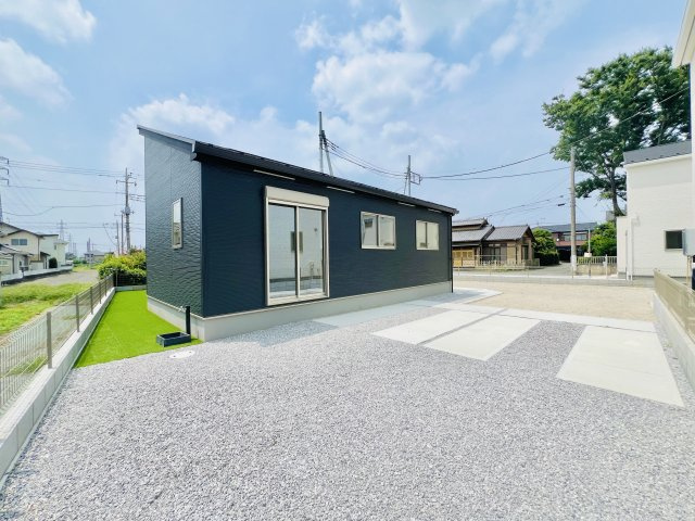 前橋市箱田町の前面道路含む現地写真|駐車スペース広々♪