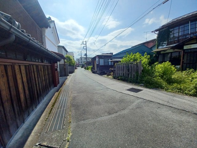 小川町小川 古家付土地52坪の前面道路含む現地写真|南側幅員約5.2ｍ公道に約13.2ｍ接道