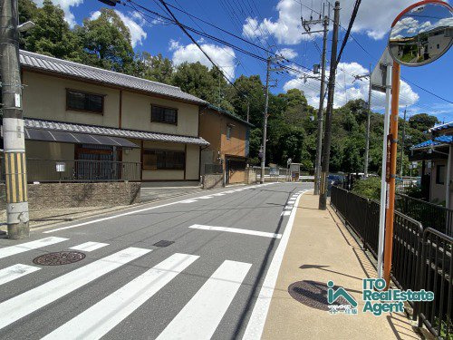 衣笠氷室町 中古戸建の前面道路含む現地写真