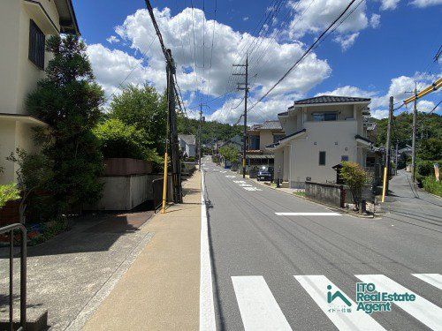 衣笠氷室町 中古戸建の前面道路含む現地写真