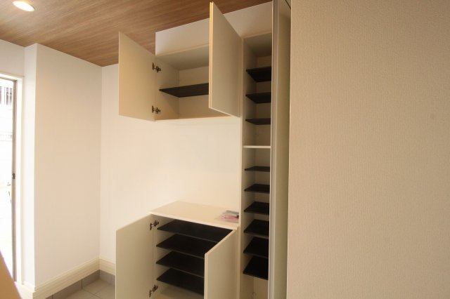 高須2丁目　新築戸建　2号棟　【内覧可能】（全2区画）の収納|玄関収納