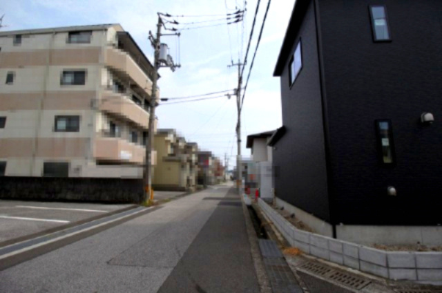 高須2丁目　新築戸建　2号棟　【内覧可能】（全2区画）の前面道路含む現地写真|前面道路　北東　幅5.9ｍ