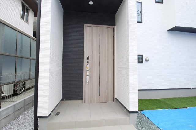高須2丁目　新築戸建　2号棟　【内覧可能】（全2区画）の玄関