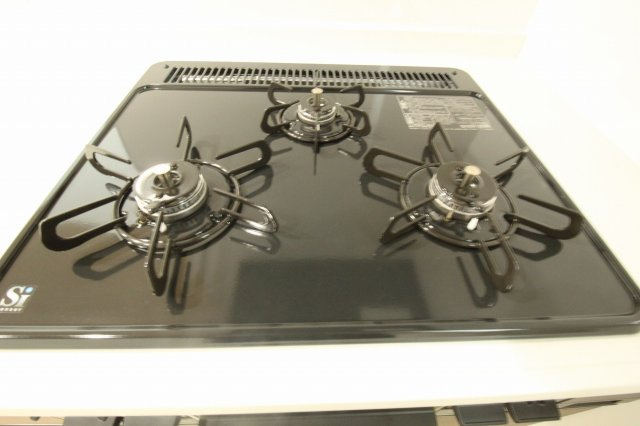 高須2丁目　新築戸建　2号棟　【内覧可能】（全2区画）のキッチン|３口コンロ